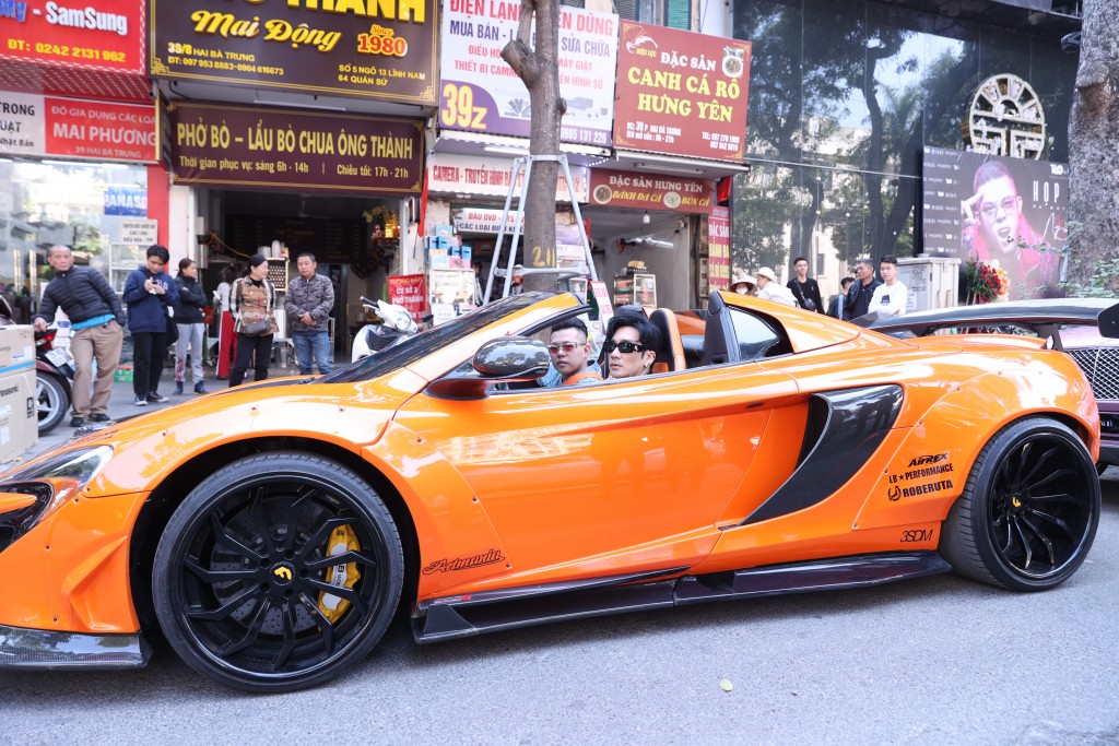 Quang Hà lái siêu xe Mclaren 650s Spider chở DJ TiLo đến sự kiện