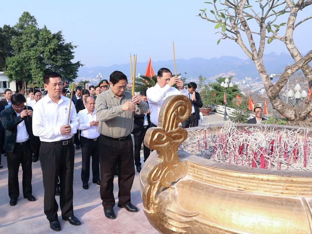 Thủ tướng cùng đoàn công tác thành kính dâng hương, dâng hoa tại Tượng đài Bác Hồ trong khuôn viên Nhà máy Thủy điện Hòa Bình - Ảnh: VGP/Nhật Bắc
