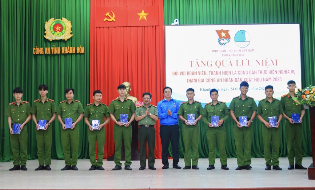 Lãnh đạo Công an tỉnh và Hội Liên hiện Thanh niên tỉnh Khánh Hòa trao quà động viên các chiến sĩ nghĩa vụ xuất ngũ năm 2023