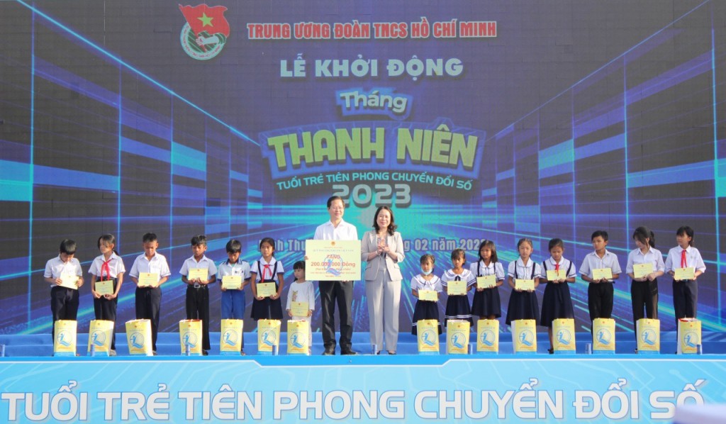 3.	Trao tặng quà cho trẻ em có hoàn cảnh khó khăn trên địa bàn tỉnh Bình Thuận