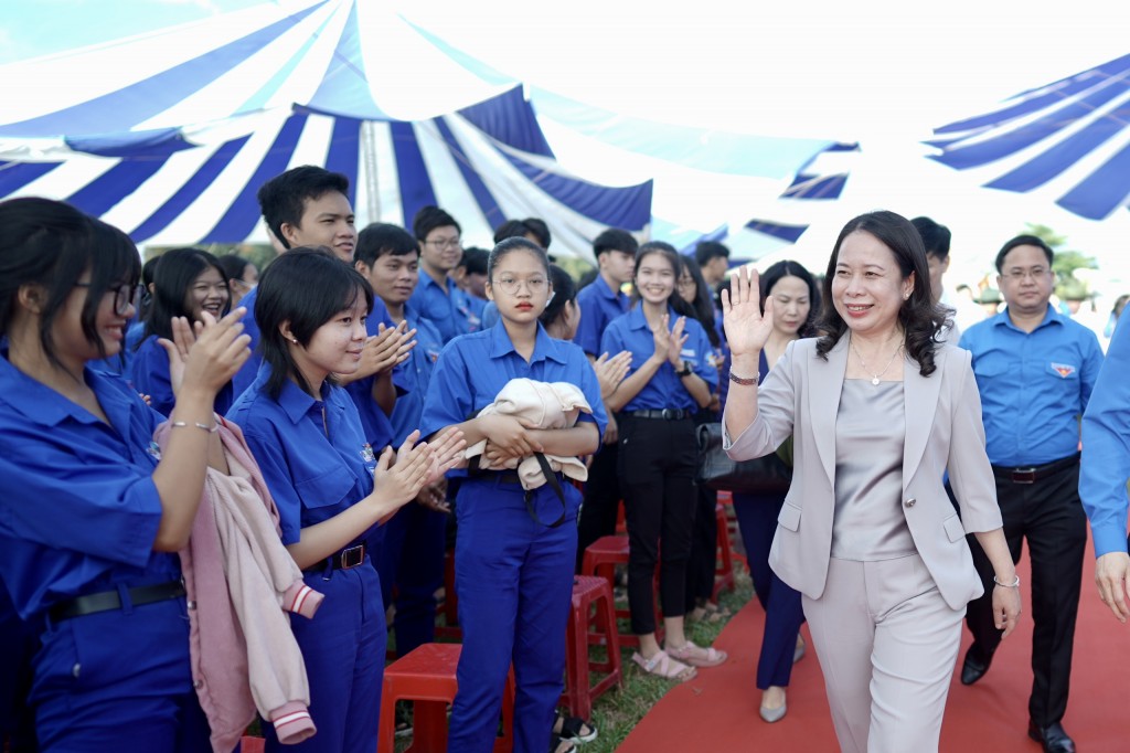 Buổi Lễ Khởi động Tháng Thanh niên năm 2023 diễn ra sáng 26/2 có sự góp mặt của đồng chí Võ Thị Ánh Xuân, Uỷ viên Ban Chấp hành Trung ương Đảng, quyền Chủ tịch nước Buổi Lễ Khởi động Tháng Thanh niên năm 2023 diễn ra sáng 26/2 có sự góp mặt của đồng chí Võ Thị Ánh Xuân, Uỷ viên Ban Chấp hành Trung ương Đảng, quyền Chủ tịch nước