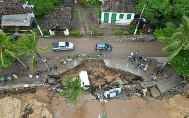 Mưa lớn bất thường đã gây ra lũ lụt và sạt lở đất ở vùng duyên hải Đông Nam Brazil (Ảnh: AP)