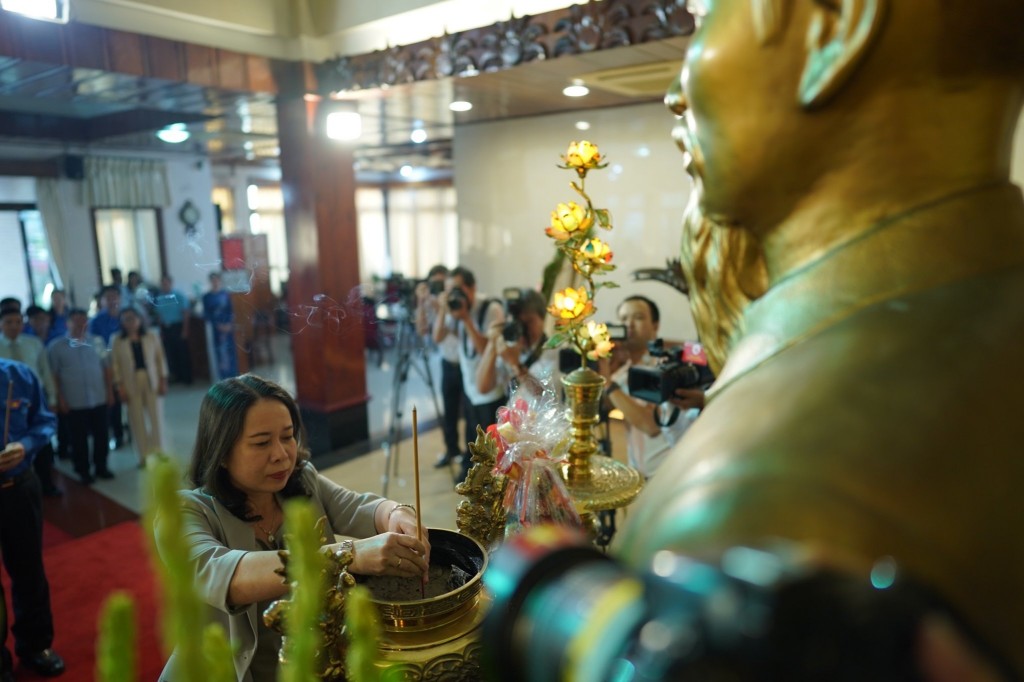 Trước đó, đồng chí Võ Thị Ánh Xuân cùng đoàn đại biểu đã có buổi dân hương, dâng hoa lên Chủ tịch Hồ Chí Minh tại Khu di tích trường Dục Thanh, tỉnh Bình Thuận Trước đó, đồng chí Võ Thị Ánh Xuân cùng đoàn đại biểu đã có buổi dân hương, dâng hoa lên Chủ tịch Hồ Chí Minh tại Khu di tích trường Dục Thanh, tỉnh Bình Thuận
