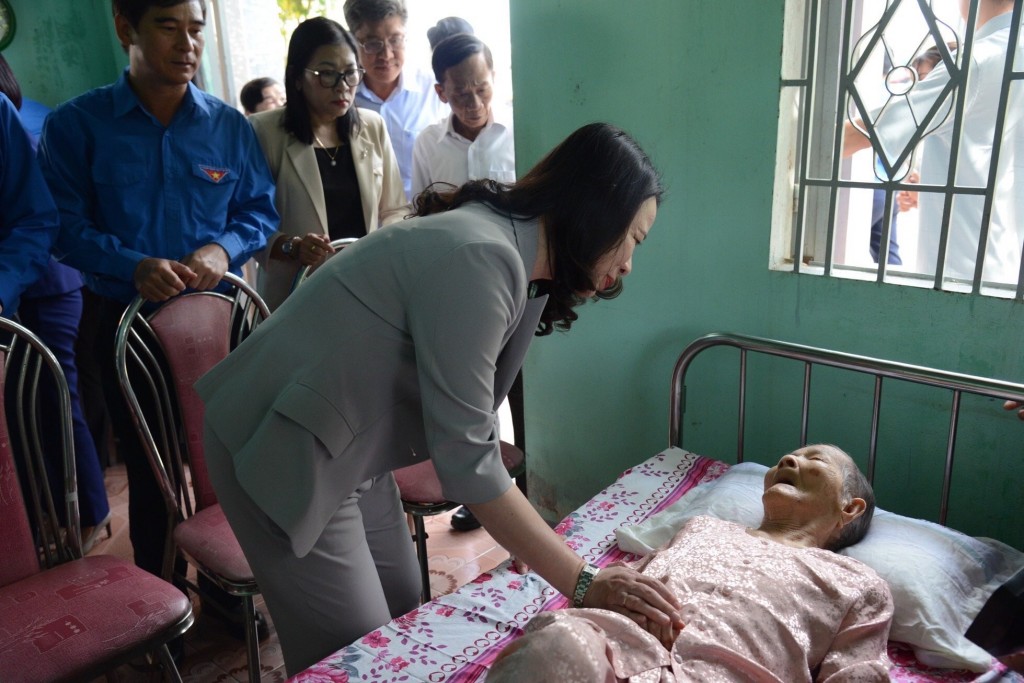 Sau buổi lễ, đồng chí Võ Thị Ánh Xuân cùng đoàn đại biểu đã có buổi đến thăm và tặng quà Mẹ Việt Nam anh hùng Nguyễn Thị Nhung, tại thôn Lập Phú, xã Hàm Phú, tỉnh Bình Thuận Sau buổi lễ, đồng chí Võ Thị Ánh Xuân cùng đoàn đại biểu đã có buổi đến thăm và tặng quà Mẹ Việt Nam anh hùng Nguyễn Thị Nhung, tại thôn Lập Phú, xã Hàm Phú, tỉnh Bình Thuận