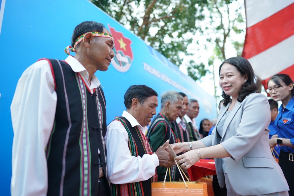 Đồng chí Võ Thị Ánh Xuân đến thăm, tặng quà cho Già làng, Trưởng bản, các thiếu nhi dân tộc tại chương trình “Ngày hội Thanh niên dân tộc” trong khuôn khổ Tháng Thanh niên 2023