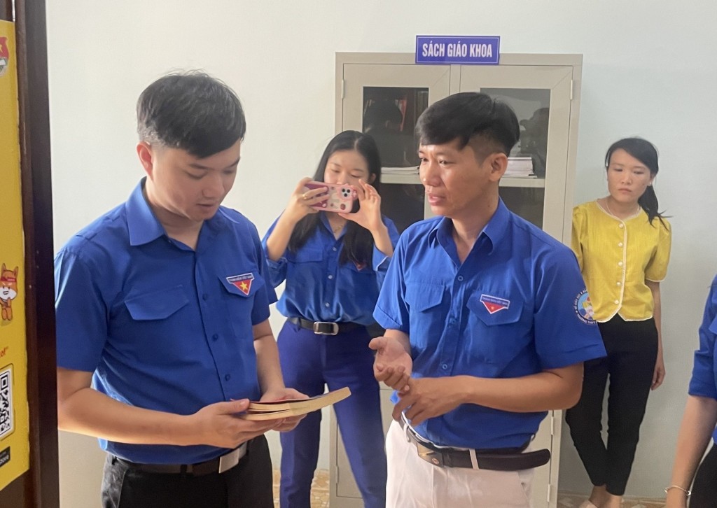 Đồng chí Nguyễn Minh Triết, Bí thư BCH Trung ương Đoàn, Chủ tịch Hội Sinh viên Việt Nam đến thăm và tặng thư viện cho Trường THPT Hàm Thuận Bắc Đồng chí Nguyễn Minh Triết, Bí thư BCH Trung ương Đoàn, Chủ tịch Hội Sinh viên Việt Nam đến thăm và tặng thư viện cho Trường THPT Hàm Thuận Bắc