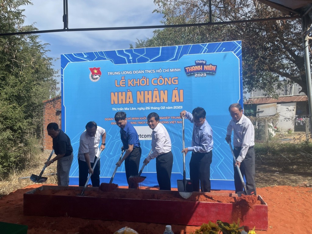 Các đại biểu thực hiện nghi thức khởi công dự án “Nhà nhân ái” cho người nghèo, neo đơn Các đại biểu thực hiện nghi thức khởi công dự án “Nhà nhân ái” cho người nghèo, neo đơn