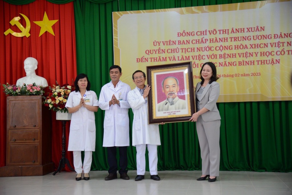 Quyền Chủ tịch nước Võ Thị Ánh Xuân đến thăm, tặng quà cho đội ngũ y, bác sĩ tại Bệnh viện Y học cổ truyền phục hồi chức năng tỉnh Bình Thuận Quyền Chủ tịch nước Võ Thị Ánh Xuân đến thăm, tặng quà cho đội ngũ y, bác sĩ tại Bệnh viện Y học cổ truyền phục hồi chức năng tỉnh Bình Thuận