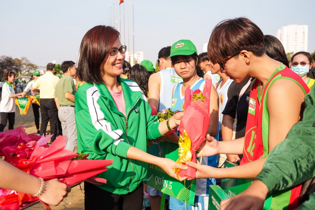 Bà Trần Thị Chính, đại diện công ty Nestlé Việt Nam trao quà cho các em học sinh