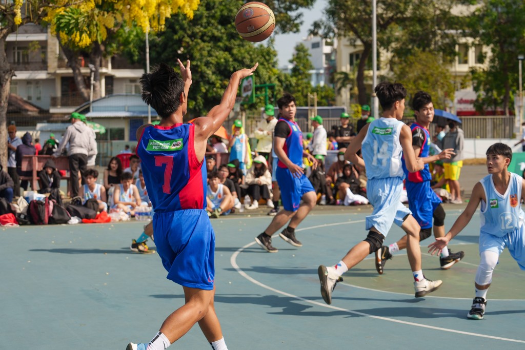 Không chỉ góp phần nâng cao sức khỏe thể chất, môn bóng rổ còn giúp trau dồi ý chí bền bỉ cho trẻ trong quá trình tập luyện, thi đấu