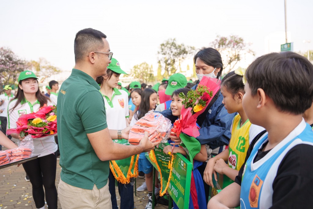 Ông Vũ Nam Hà - Quản lý cấp cao của nhãn hàng Nestlé MILO, công ty Nestlé Việt Nam trao quà tại buổi Lễ Khai Mạc
