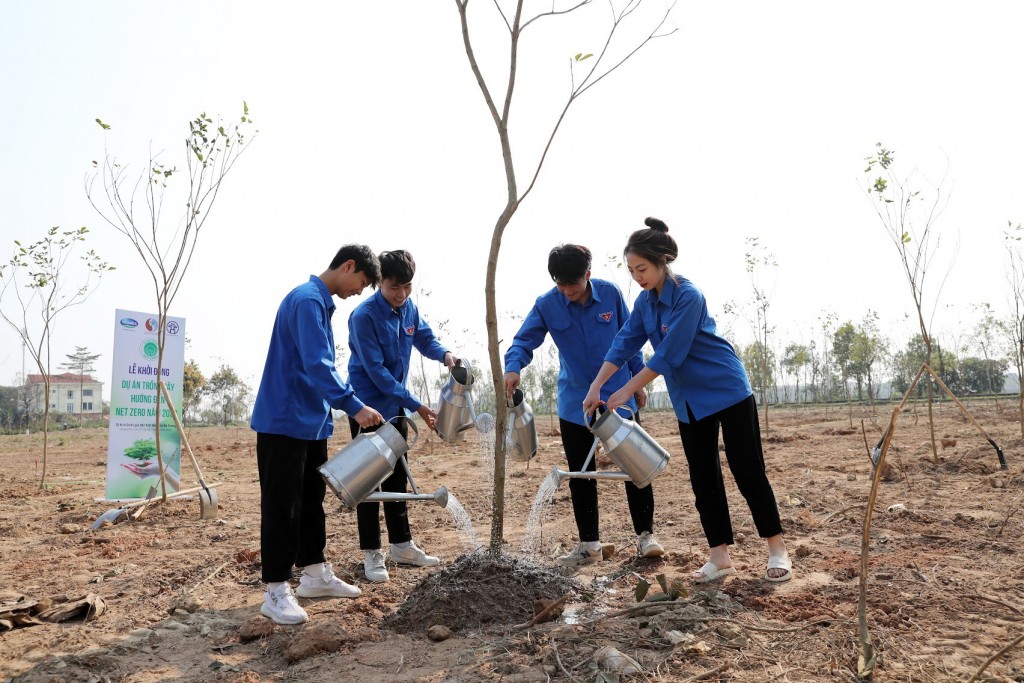 Hình 6: Các đoàn viên thanh niên tại cũng hăng hái tham gia trồng cây để góp phần bảo vệ môi trường, nâng cao môi trường sống tại huyện Mê Linh – “cột mốc xanh” đầu tiên của dự án