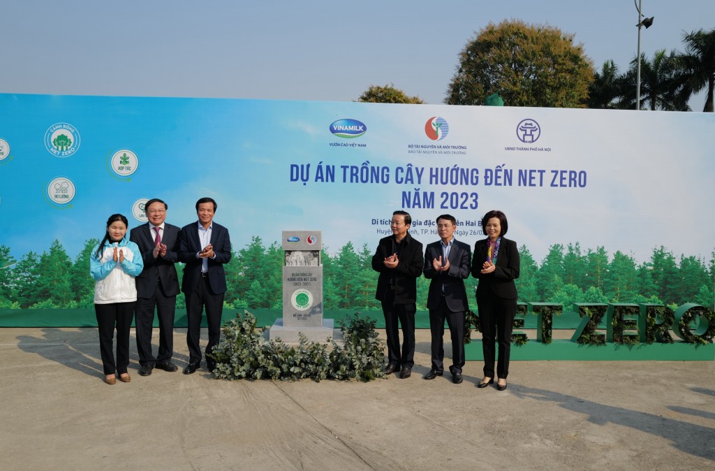 Phó Thủ tướng Trần Hồng Hà và các đại biểu cùng kéo dải lụa ra mắt trụ đá biểu tượng của dự án trồng cây hướng đến Net Zero tại sự kiện