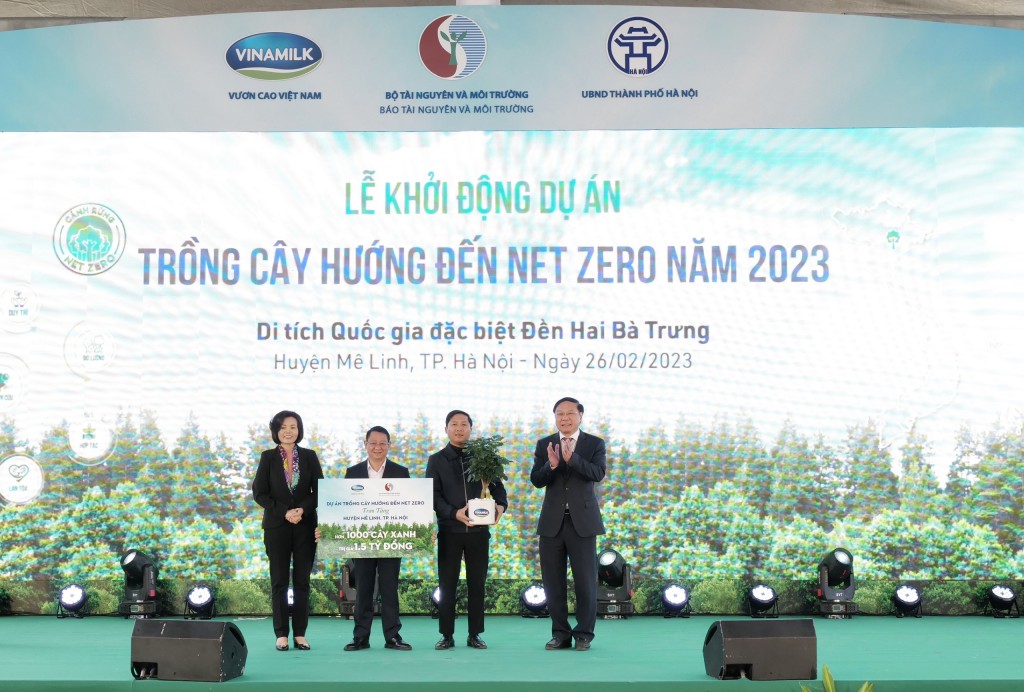Lãnh đạo Bộ Tài nguyên & Môi trường và đại diện Vinamilk trao tặng bảng tượng trưng và cây xanh lưu niện cho lãnh đạo huyện Mê Linh, Tp. Hà Nội