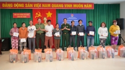 Đoàn Thanh niên Công an tỉnh Khánh Hòa tặng quà cho ngư dân