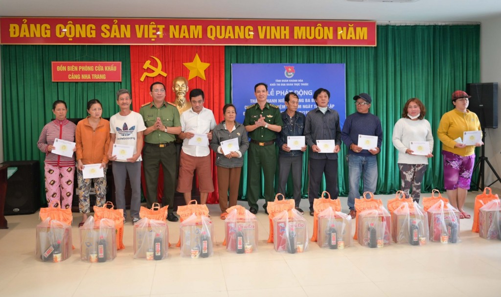 Đoàn Thanh niên Công an tỉnh cũng trao tặng 20 phần quà cho 10 ngư dân có hoàn cảnh khó khăn và 10 bệnh nhân đang điều trị bệnh hiểm nghèo tại phường Vĩnh Nguyên, TP Nha Trang