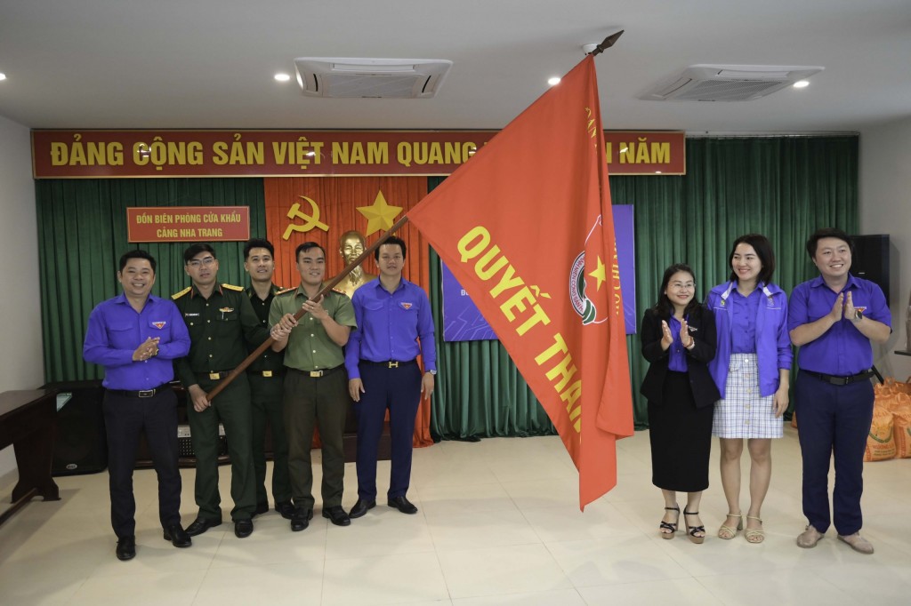 Lãnh đạo Tỉnh đoàn trao cờ quyết thắng thực hiện các nhiệm vụ Tháng Thanh niên 2023 cho các đơn vị trong khối