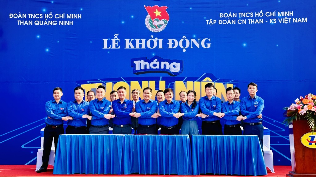 Đại diện các cơ sở Đoàn trực thuộc Đoàn Thanh niên Than Quảng Ninh và Đoàn Thanh niên Tập đoàn ký cam kết thực hiện các mục tiêu thi đua Tháng Thanh niên 2023.