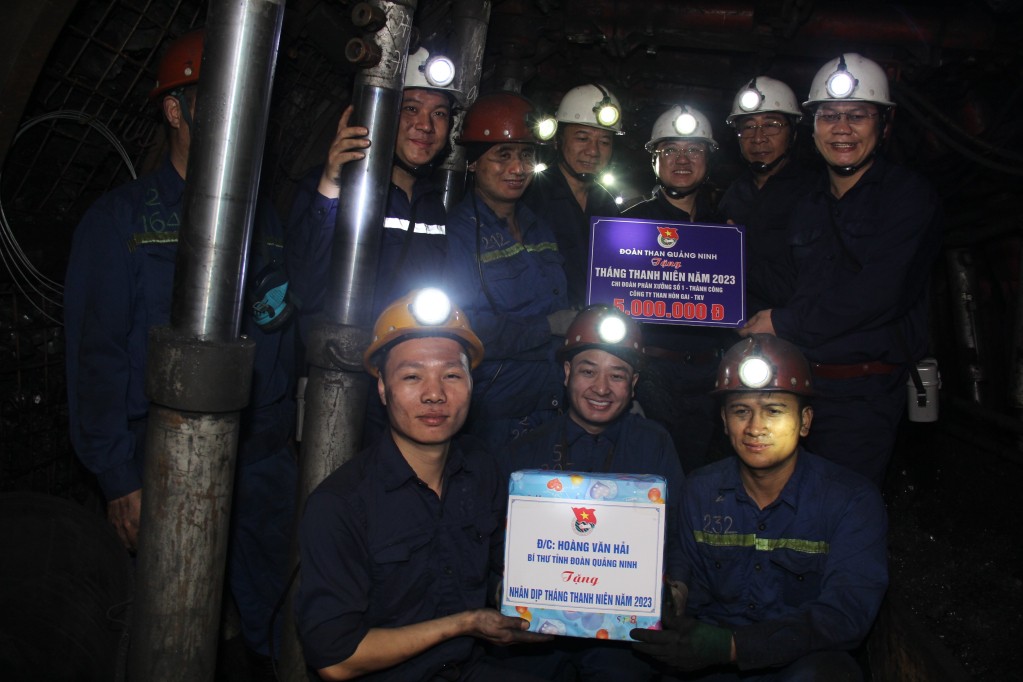 Các đại biểu tặng quà động viên cho Chi đoàn Phân xưởng số 1, Dự án khai thác than hầm lò dưới mức -75 Bình Minh, Công ty than Hòn Gai.