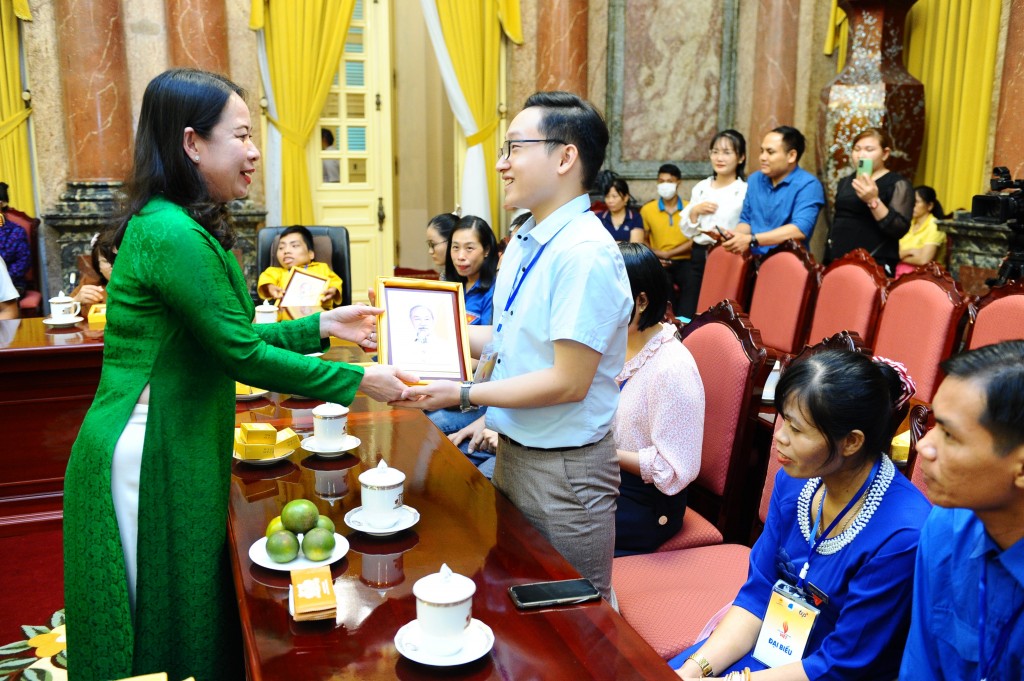 Lã Minh Trường – Nhận quà Phó Chủ tịch nước Võ Thị Ánh Xuân trong khuôn khổ chương trình Toả sáng nghị lực Việt 2022 – Vinh danh gương Thanh niên khuyết tật tiêu biểu