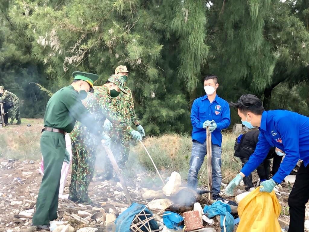 Quảng Ninh: Thanh niên Móng Cái ra quân chiến dịch “Hãy làm sạch biển”