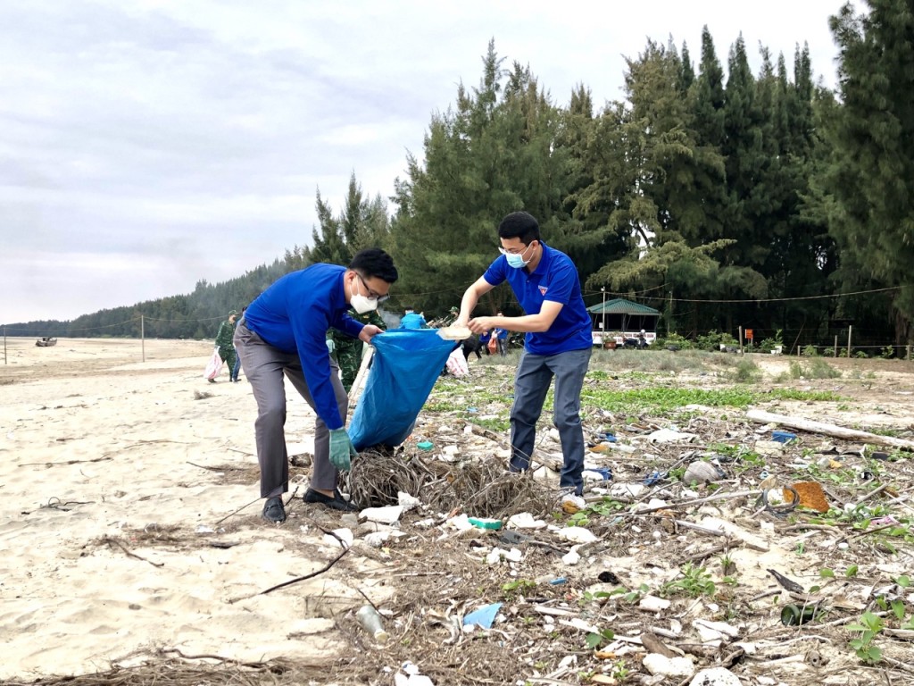 Đoàn viên Đoàn Tố Trinh - Đoàn phường Bình Ngọc - TP Móng Cái chia sẻ: “Hôm nay, cùng với đoàn viên thanh niên TP Móng Cái chúng tôi với ý thức bảo vệ môi trường và tinh thần xung kích tình nguyện của tuổi trẻ tích cực tham gia chiến dịch “Hãy làm sạch biển”. 