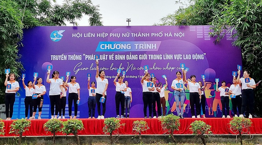 Nữ lao động nhập cư tham gia phần thi kiến thức tìm hiểu quy định của pháp luật về bình đẳng giới trong lĩnh vực lao động