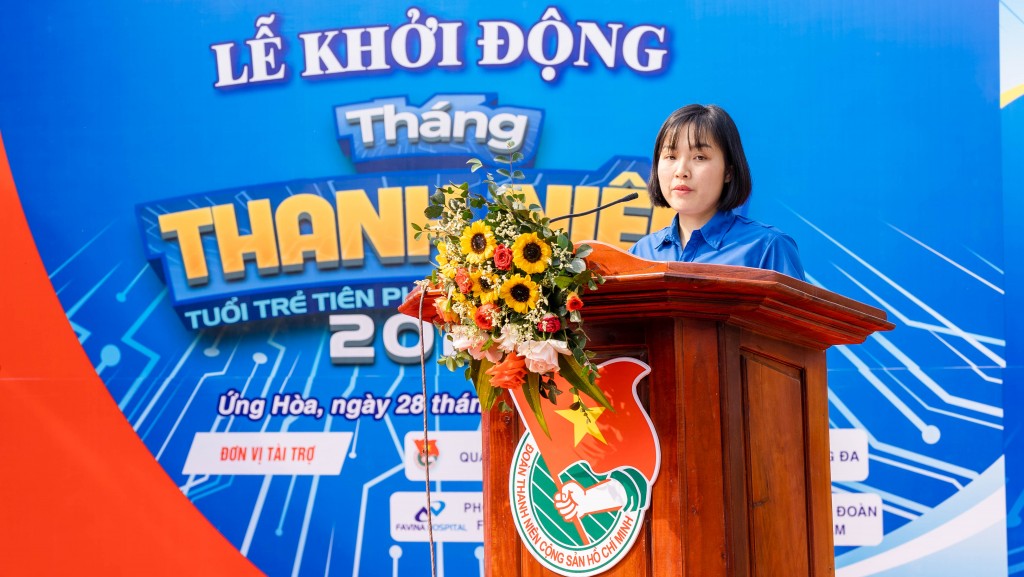 Đồng chí Đỗ Lệ Thu, Bí thư Đoàn xã Trung Tú (huyện Ứng Hòa) phát biểu hưởng ứng Tháng Thanh niên