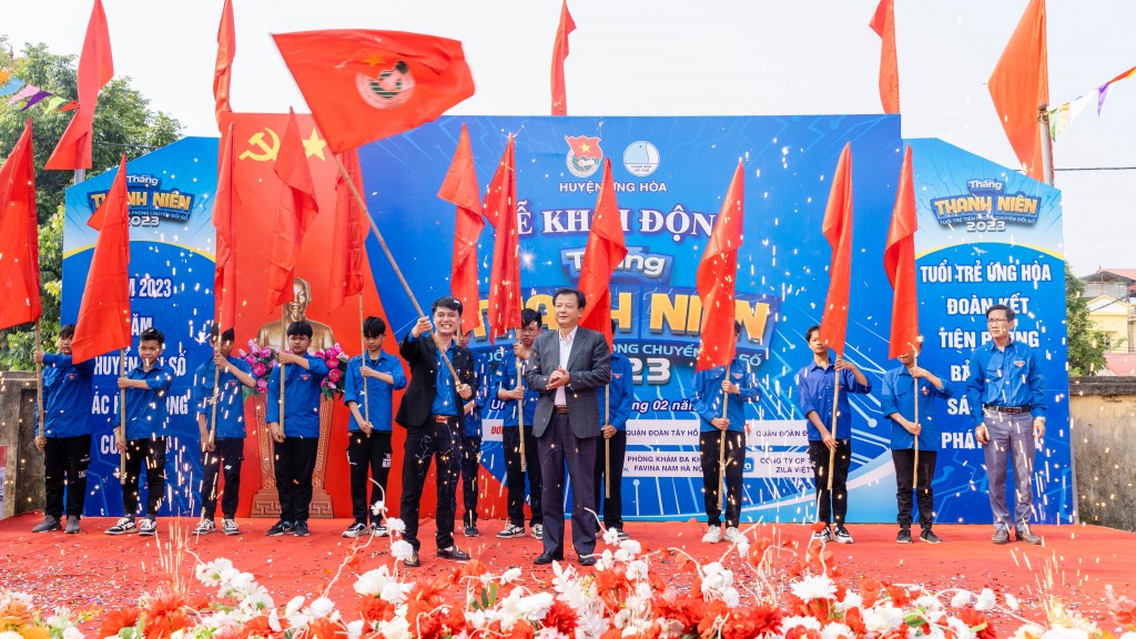 Phó Bí thư thường trực Huyện uỷ, Chủ tịch HĐND huyện Ứng Hoà trao cờ Đoàn tới Bí thư Huyện đoàn Ứng Hòa, chính thức khởi động Tháng Thiên niên 2023