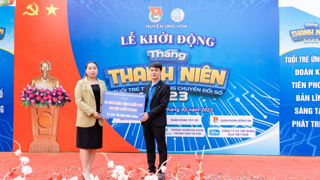 50 thẻ khám bệnh miễn phí và 100 hộp khẩu trang được mạnh thường quân gửi tới Huyện đoàn Ứng Hòa