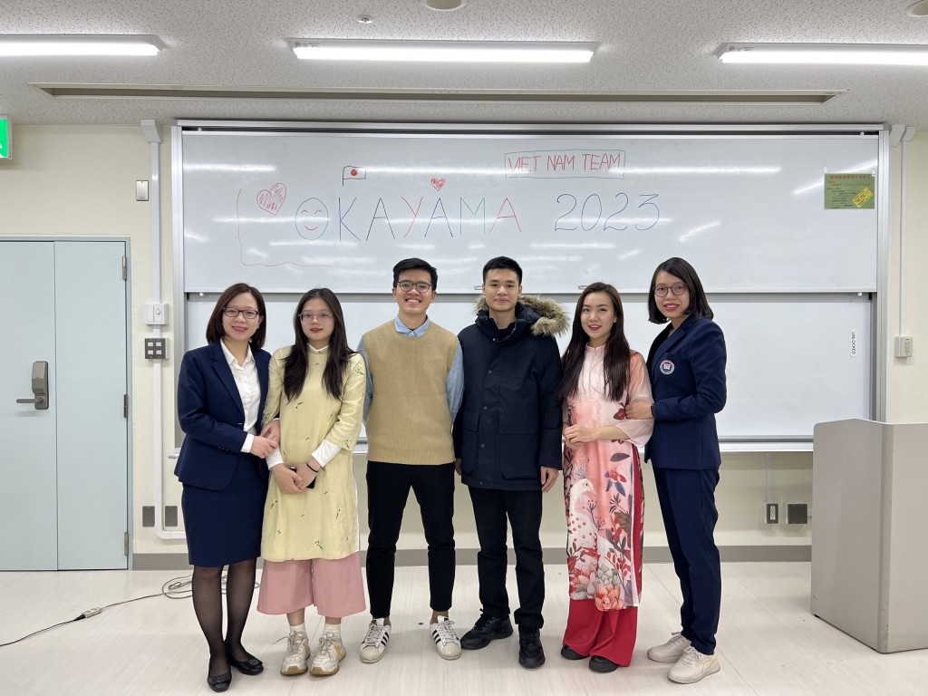 Thành Đồng (thứ 3 bên trái) được chọn đi trao đổi sinh viên tại trường đại học Okayama Nhật Bản hồi đầu tháng 2  