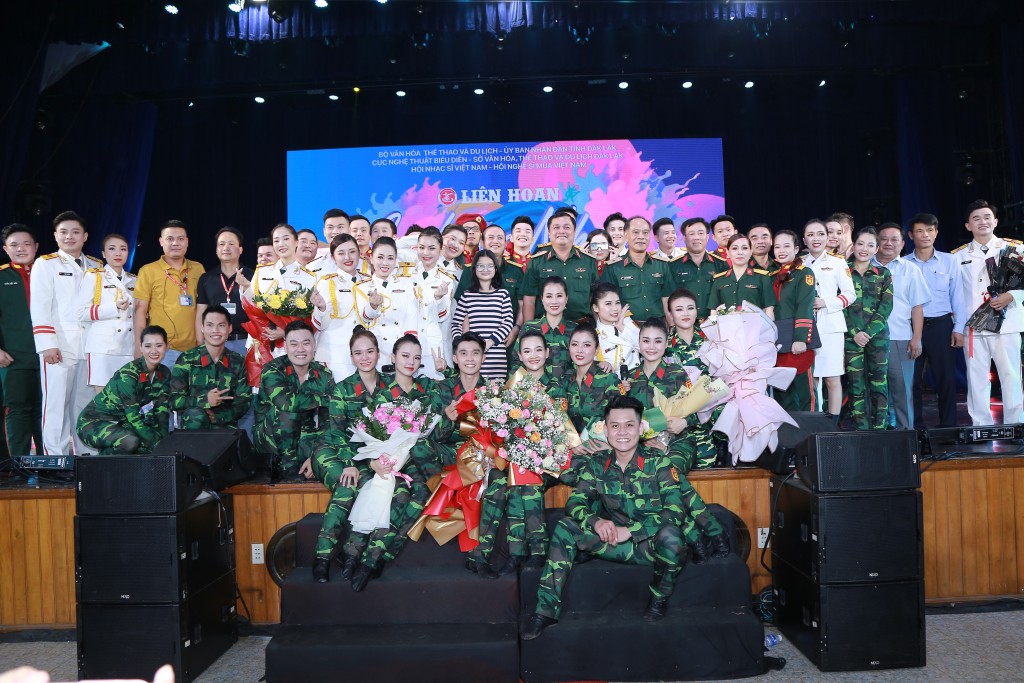 Đoàn Văn công Quân khu 7 chụp ảnh lưu niệm cùng Thủ trưởng Bộ Tư lệnh Quân khu 7 sau khi hoàn thành phần thi tham gia Hội diễn ca múa nhạc chuyên nghiệp toàn quốc lần 2 năm 2021 tại Đăk Lăk.