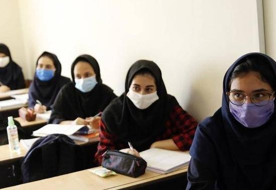 Nữ sinh Iran trong một lớp học