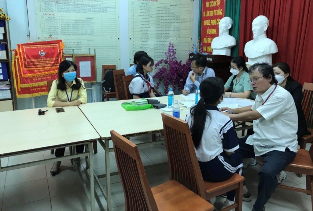 BS Trương Hữu Khanh, chuyên gia về Nhiễm Nhi của BV Nhi Đồng 1 và tổ công tác thăm khám cho các học sinh của 2 trường THCS Lê Văn Tám và THCS Lam Sơn vào ngày 27/2. (ảnh Sở Y tế)