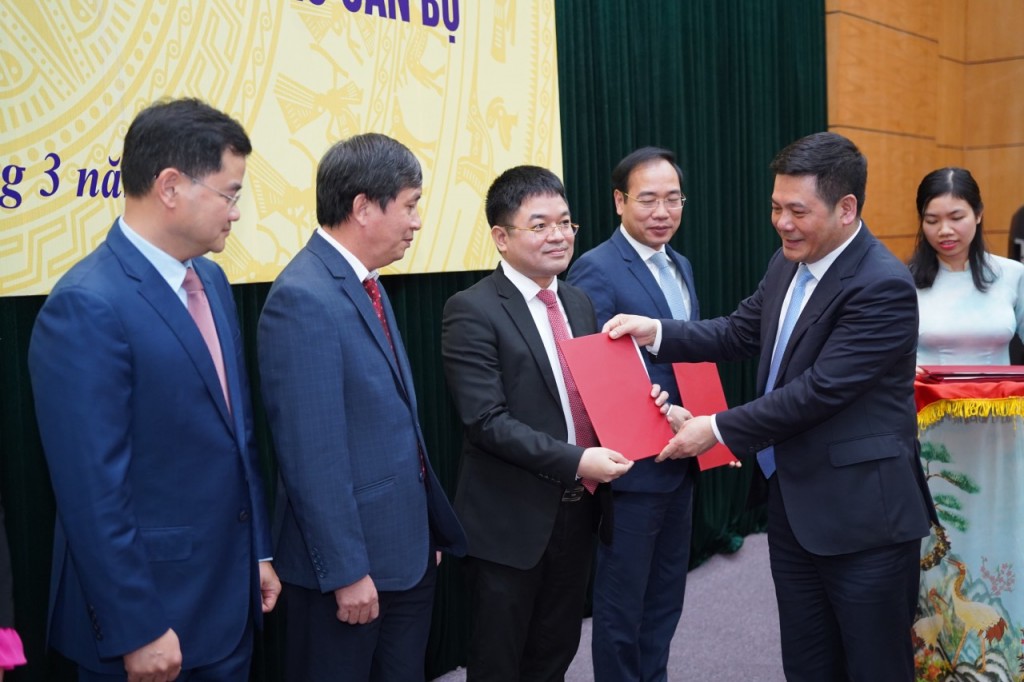 Bộ trưởng Bộ Công Thương Nguyễn Hồng Diên trao quyết định tới nhân sự mới