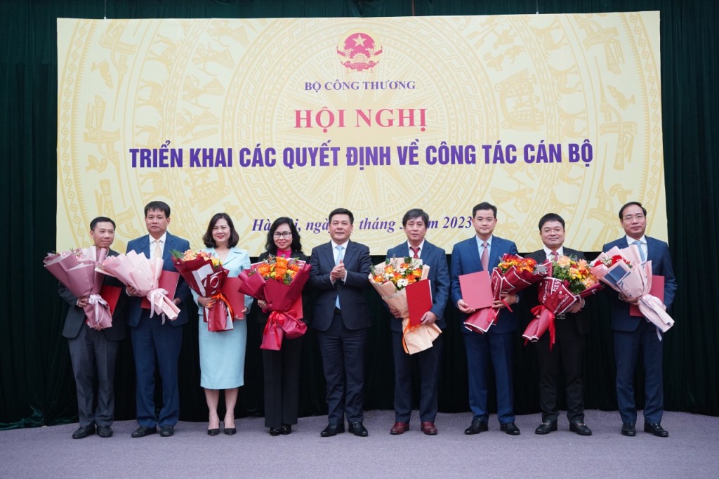 Các đồng chí được sắp xếp, điều động, bổ nhiệm hôm nay hầu hết đều là lãnh đạo cấp trưởng các đơn vị thuộc Bộ, được Ban cán sự đảng, Lãnh đạo Bộ đánh giá là các cán bộ có năng lực, có triển vọng phát triển, được đào tạo bài bản và đã có kinh nghiệm tại nhiều vị trí công tác khác nhau