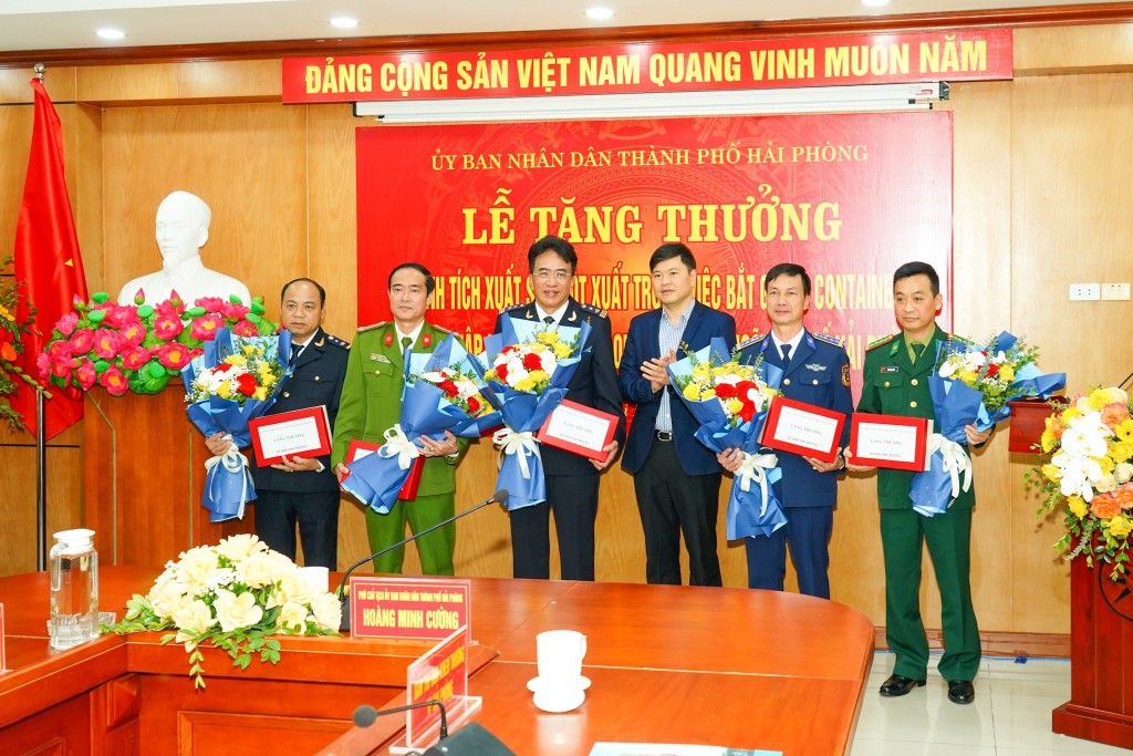 Phó Chủ tịch UBND thành phố Hải Phòng, Hoàng Minh Cường tặng thưởng cho các tập thể