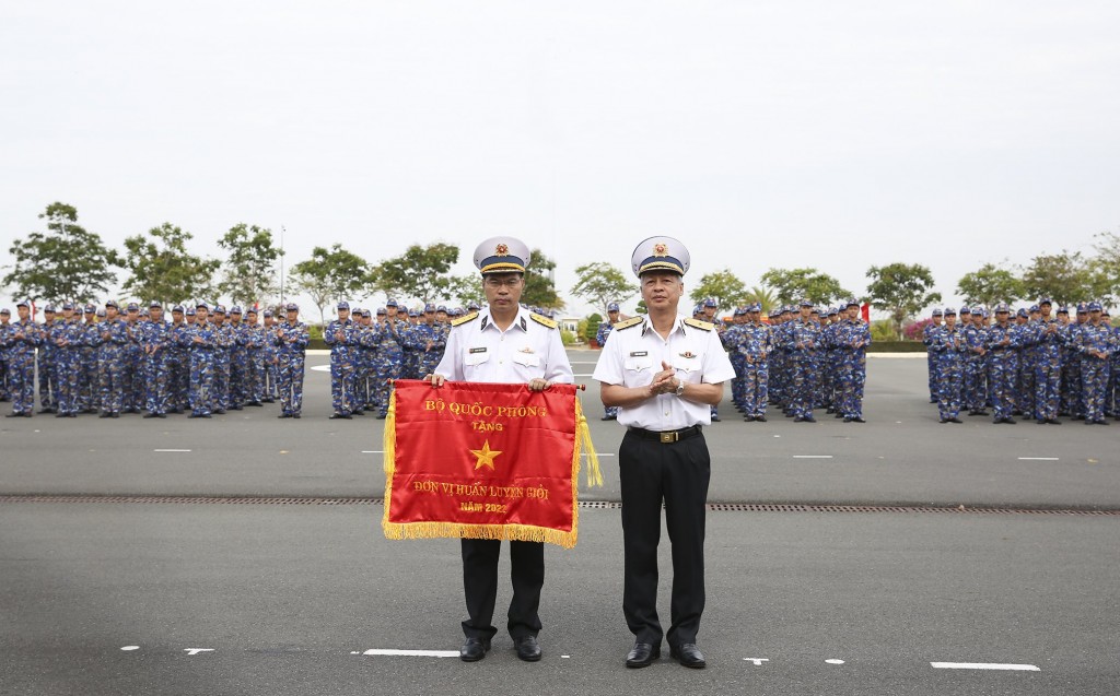 Chuẩn Đô đốc Phạm Mạnh Hùng trao Cờ “Đơn vị huấn luyện giỏi” của Bộ Quốc phòng cho Lữ đoàn