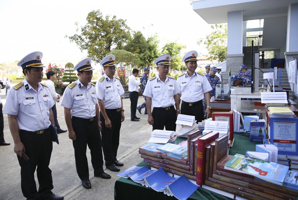 ác đại biểu tham quan mô hình, học cụ huấn luyện của Lữ đoàn