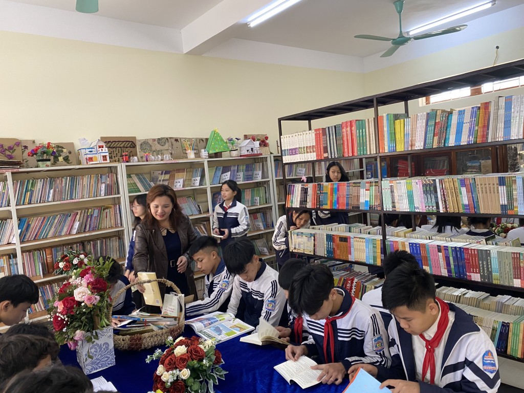Các em học sinh háo hức với thư viện mới