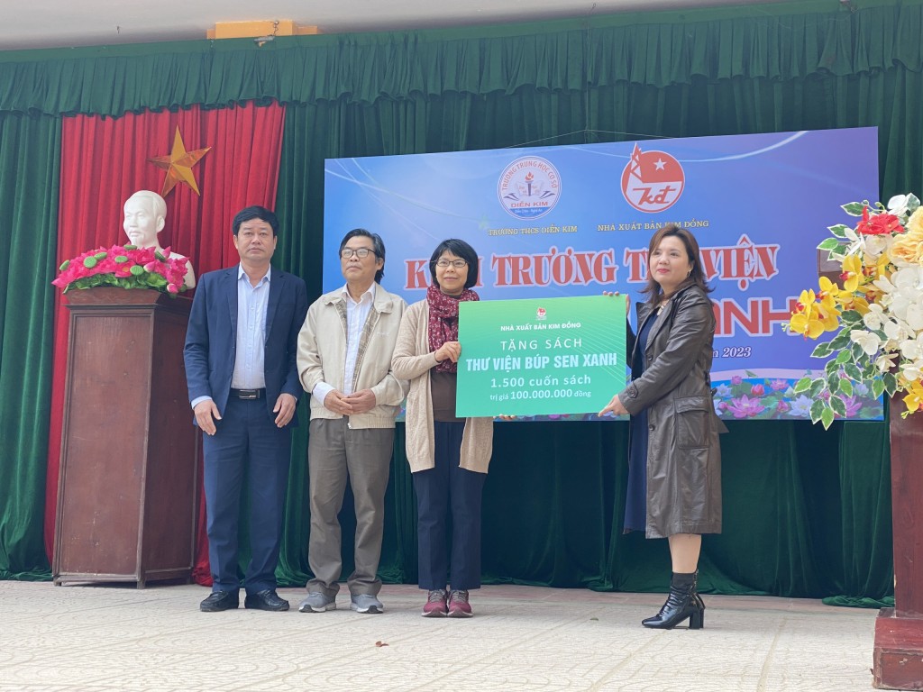 nhà xuất bản Kim Đồng đã trao tặng thư viện Búp Sen Xanh 1.500 cuốn sách 