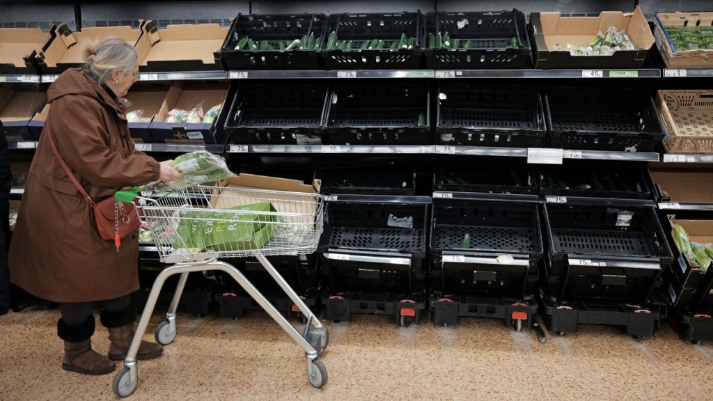 Các kệ rau và trái cây trống trơn tại một siêu thị ở phía đông London ngày 21/2 (Ảnh: Getty)