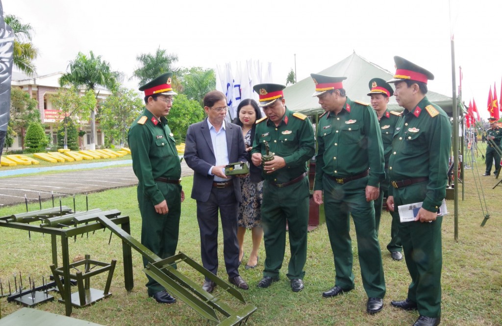 Các đại biểu thăm quan mô hình học cụ