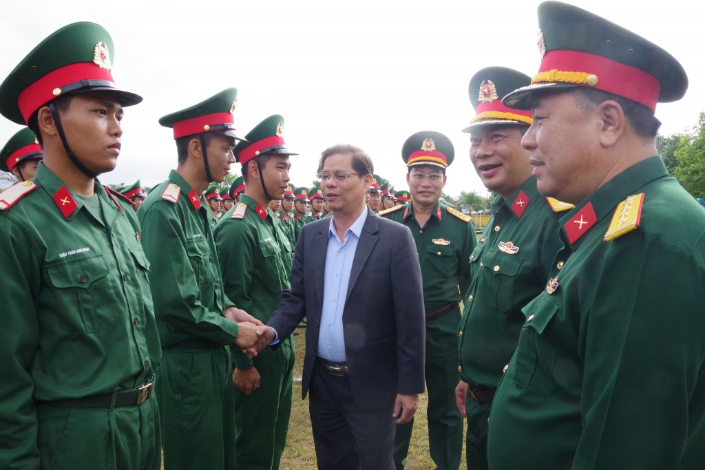 Đồng chí, Nguyến Tấn Tuân, Phó Bí thư Tỉnh ủy, Chủ tịch UBND tỉnh động viên cán bộ chiến sĩ.