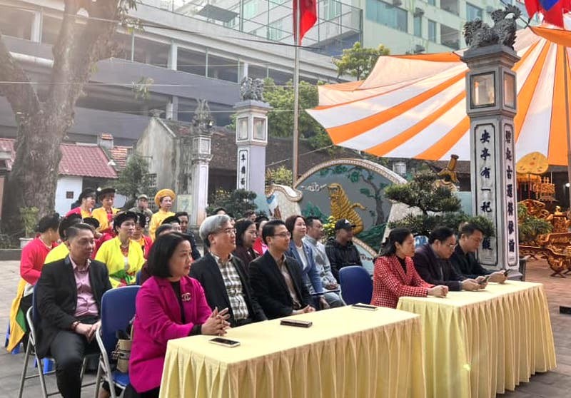 Các vị đại biểu quận Tây Hồ, lãnh đạo phường Yên Phụ tham dự lễ hội