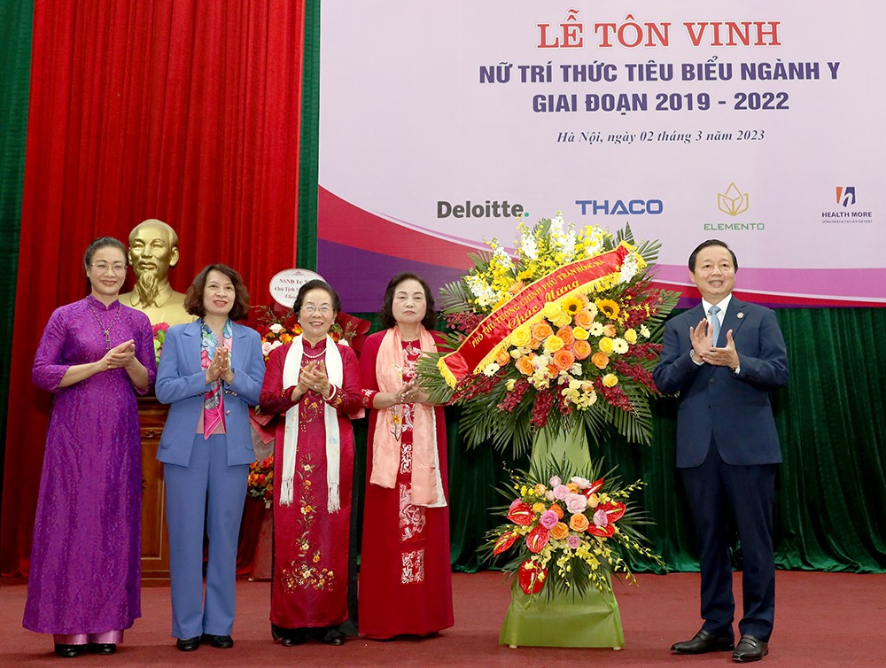 Phó Thủ tướng Trần Hồng Hà trao tặng lẵng hoa chúc mừng tại Lễ tôn vinh Nữ tri thức ngành y lần thứ nhất.