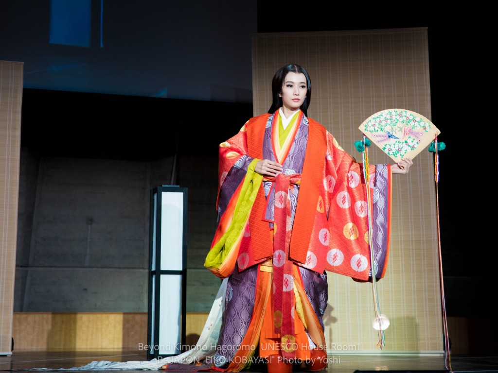 Trình diễn lễ phục junihitoe của nhà thiết kế Kobayashi Eiko tại trụ sở của UNESCO tại Paris năm 2018 (nguồn: Be-Japon)