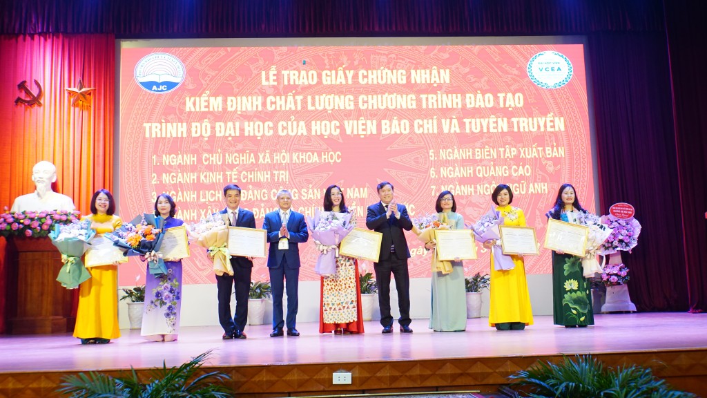 Trao giấy chứng nhận