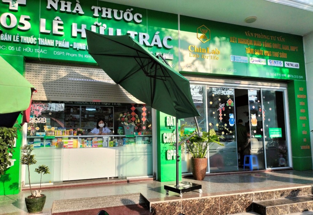 Đoàn Kiểm tra liên ngành về công tác quản lý hành nghề Y dược tư nhân trên địa bàn thành phố Móng Cái tiến hành kiểm tra Cơ sở dịch vụ y tế tại địa chỉ số 05, Lê Hữu Trác, phường Ka Long, thành phố Móng Cái, tỉnh Quảng Ninh. 