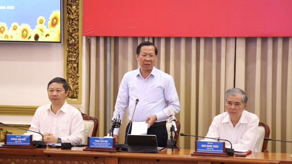 đồng chí Phan Văn Mãi, Ủy viên Trung ương Đảng, Phó Bí thư Thường trực Thành ủy, Chủ tịch UBND TP Hồ Chí Minh phát biểu kết luận phiên họp